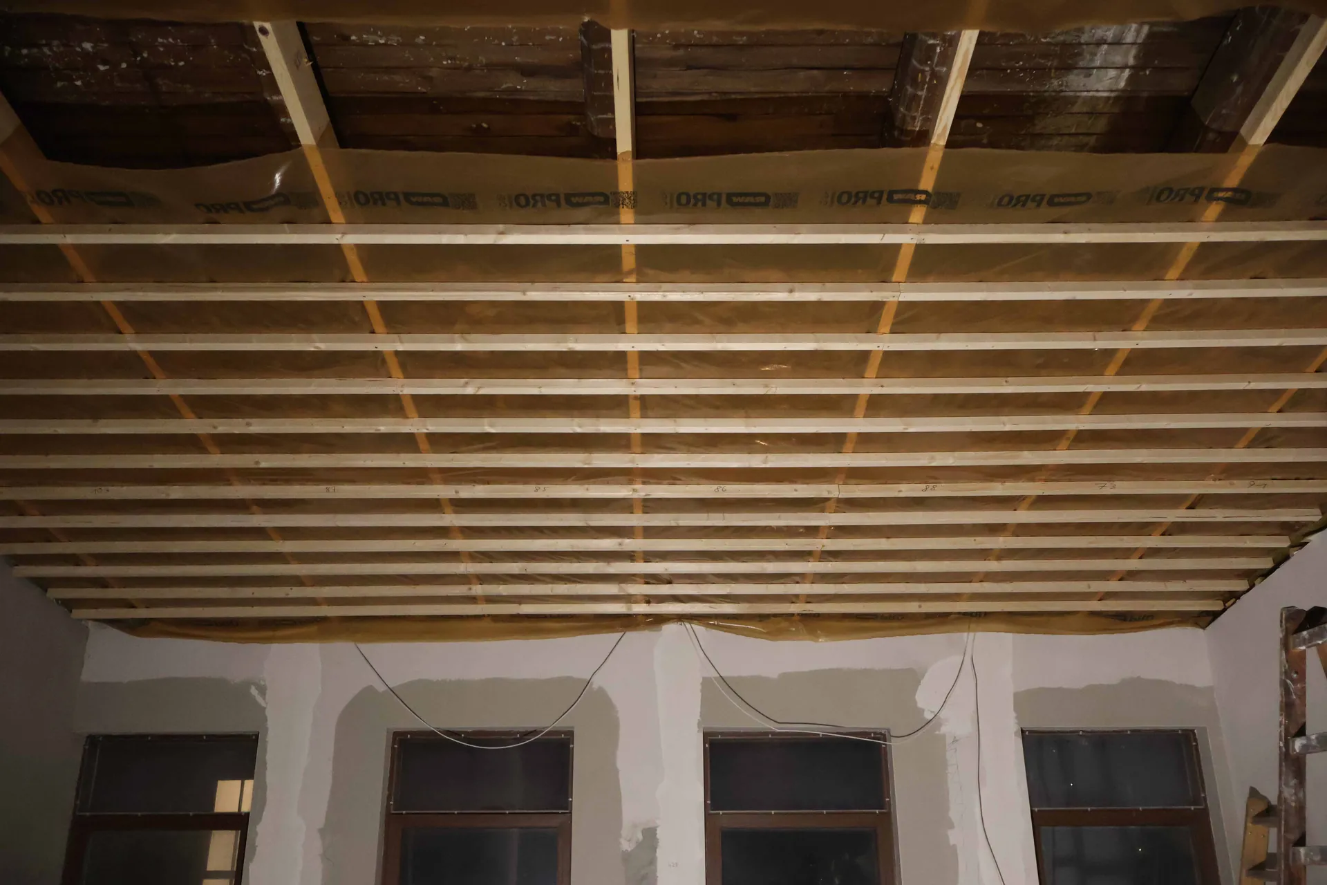 Færdig gipsvæg med jævne samlinger klar til spartling