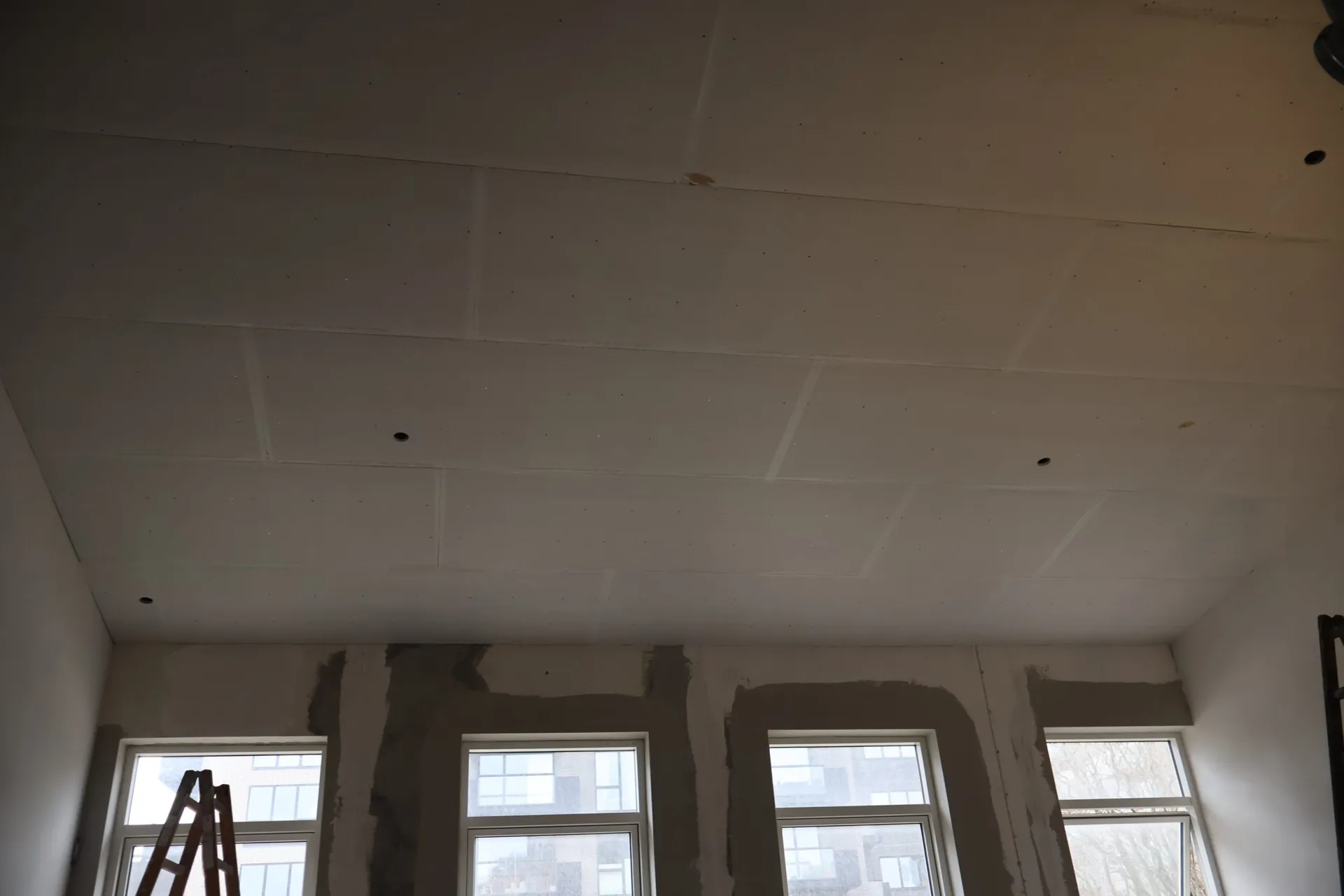 Samme rum med færdigt jævnt loft og nye vinduer